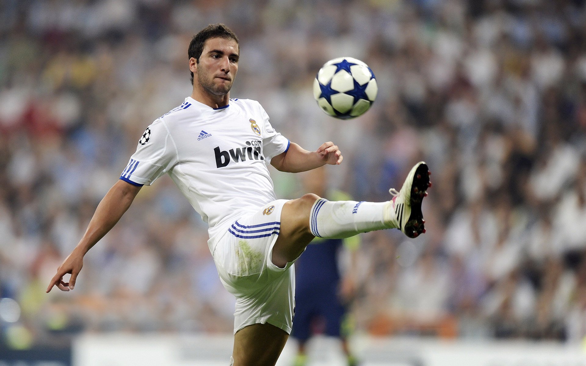 欧冠小组赛:费耶诺德爆冷击退皇马 鹰派前锋两脚抽射杀死比赛